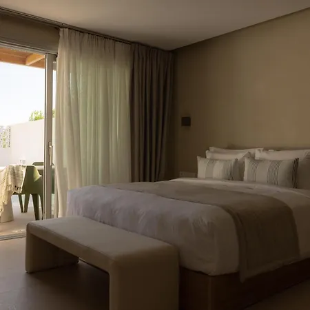 Hotel Parocks Luxury & Ampelas